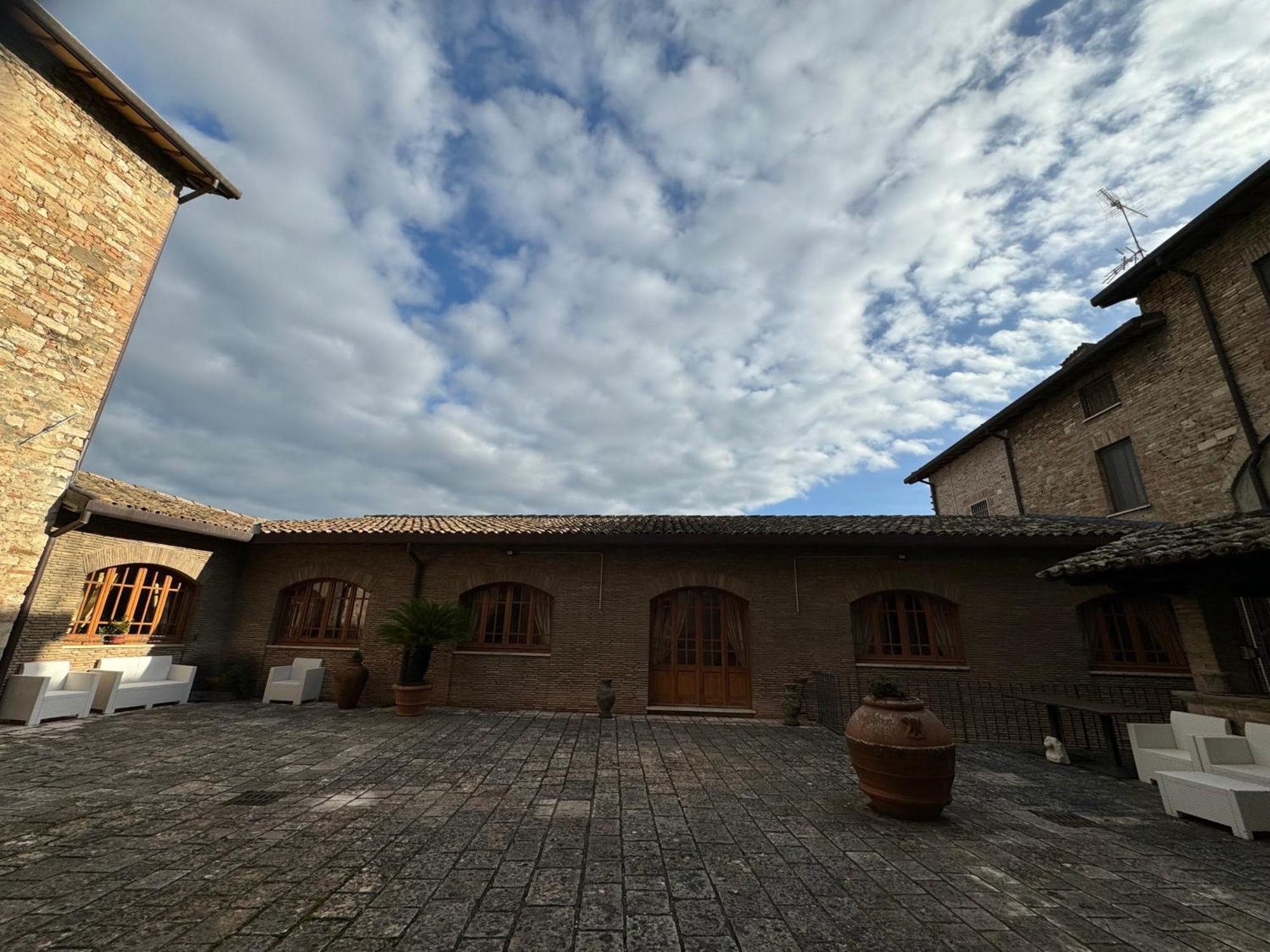 Hotel Monastero Ss. Annunziata Todi Exteriér fotografie The courtyard of the museum
