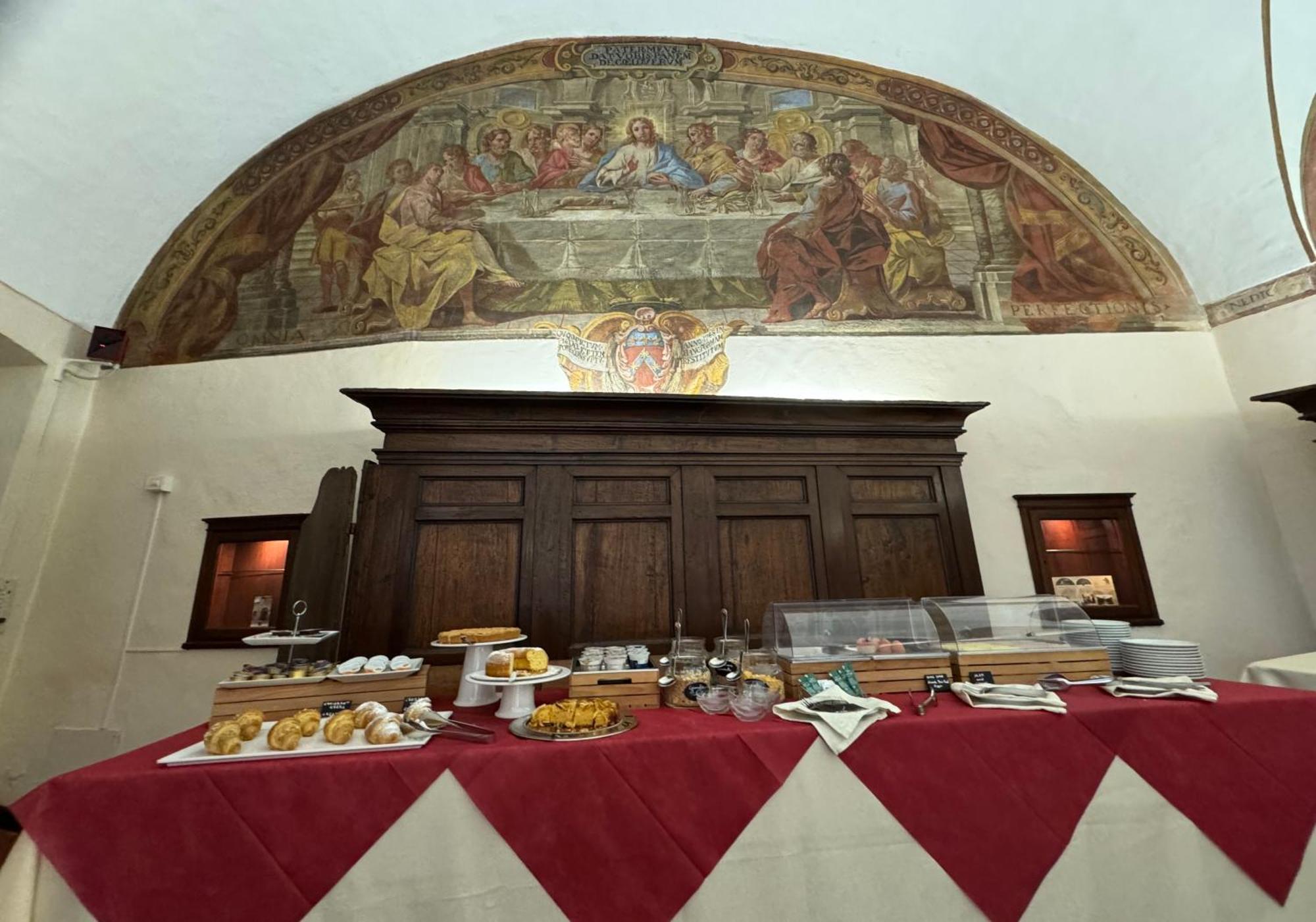 Hotel Monastero Ss. Annunziata Todi Exteriér fotografie The interior of the refectory