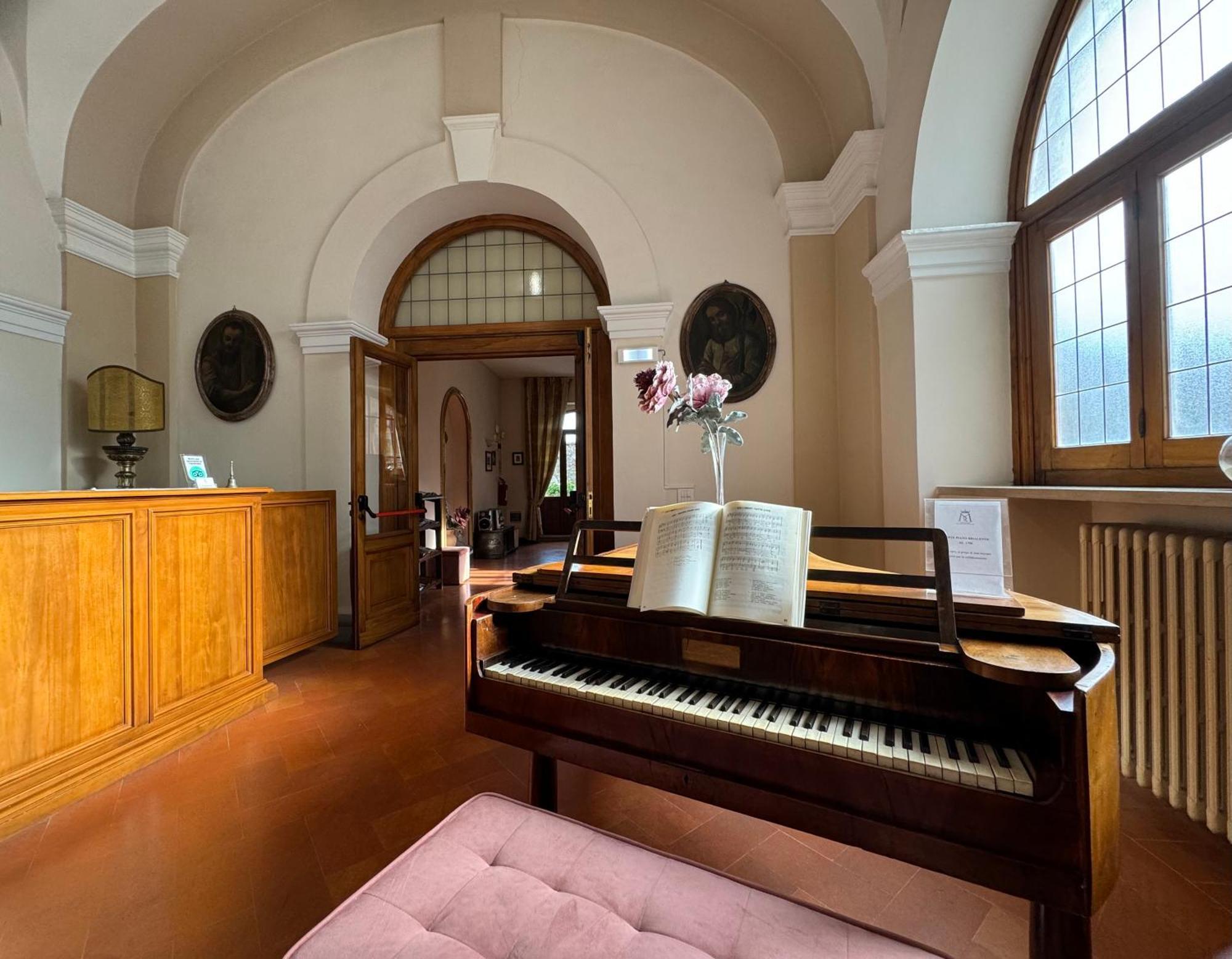 Hotel Monastero Ss. Annunziata Todi Exteriér fotografie The piano room