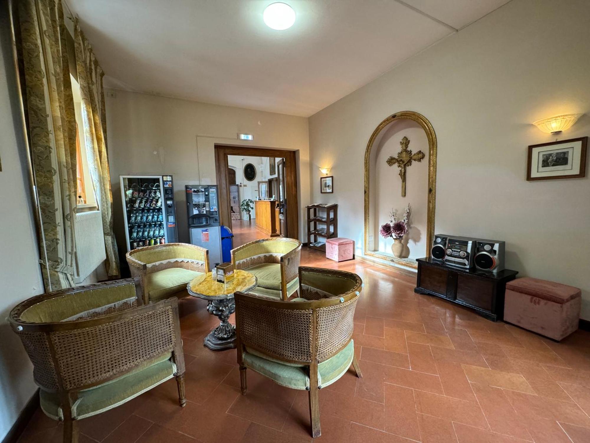 Hotel Monastero Ss. Annunziata Todi Exteriér fotografie The interior of the church