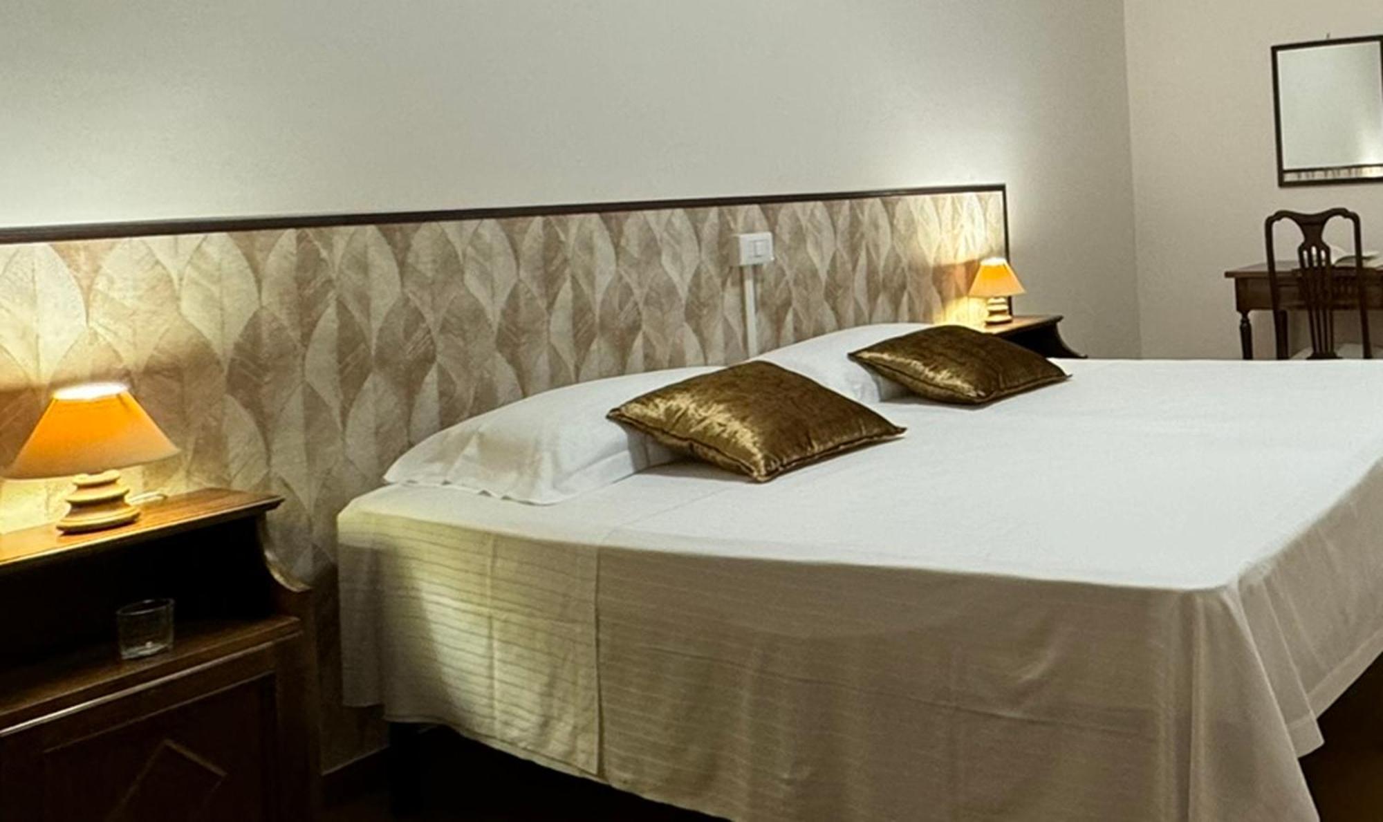 Hotel Monastero Ss. Annunziata Todi Exteriér fotografie A bed