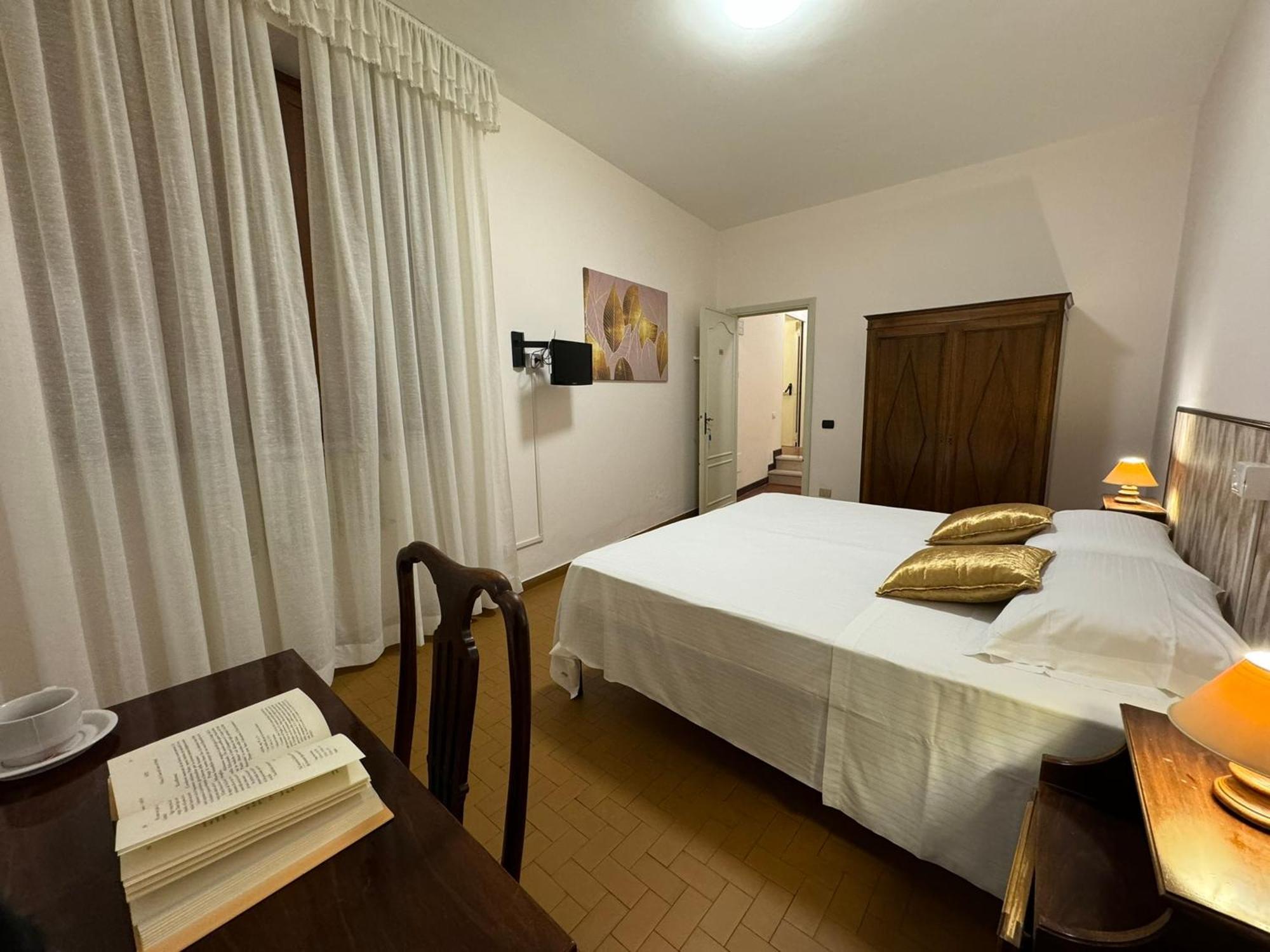 Hotel Monastero Ss. Annunziata Todi Pokoj fotografie A bedroom in Italy